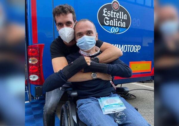 Alex Rins e l&rsquo;abbraccio con Elvio Deganello, ex meccanico del Sic, costretto in sedia a rotelle dopo un incidente in moto