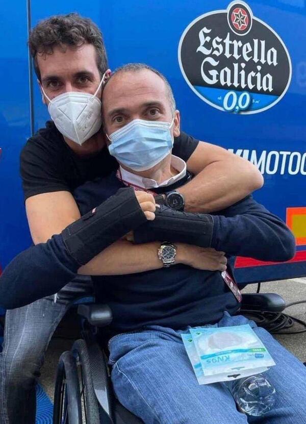 Alex Rins e l&rsquo;abbraccio con Elvio Deganello, ex meccanico del Sic, costretto in sedia a rotelle dopo un incidente in moto