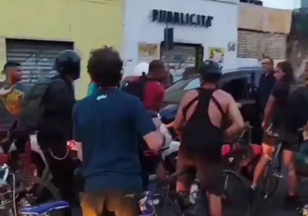 I ciclisti della Critical Mass ancora protagonisti: rider bloccato ed aggredito [VIDEO]