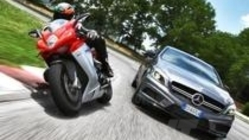 Mercedes A 45 AMG insieme alla MV Agusta F3. Cosa bolle in pentola?