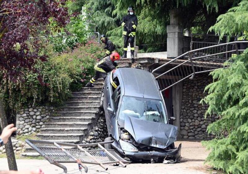 Paderno Dugnano, entra in un parco e investe un bambino di tre anni. Non aveva mai preso la patente