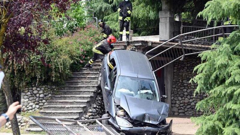 Paderno Dugnano, entra in un parco e investe un bambino di tre anni. Non aveva mai preso la patente