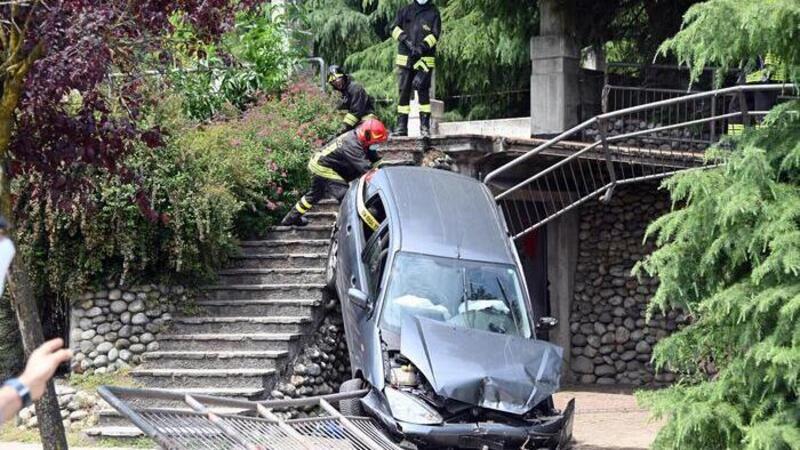 Paderno Dugnano, entra in un parco e investe un bambino di tre anni. Non aveva mai preso la patente