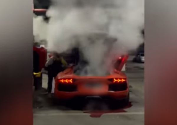 Usa una Lamborghini come barbecue, ma oltre all&#039;arrosto finisce in fumo anche la supercar [VIDEO]