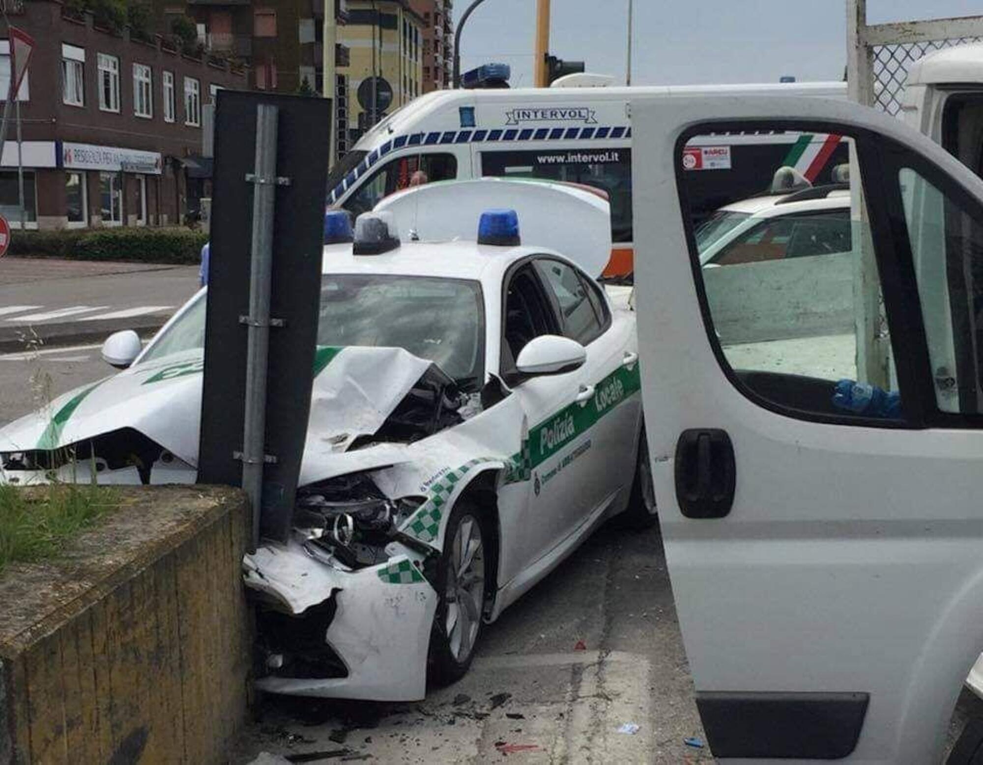 Alfa Giulia incidente Milano