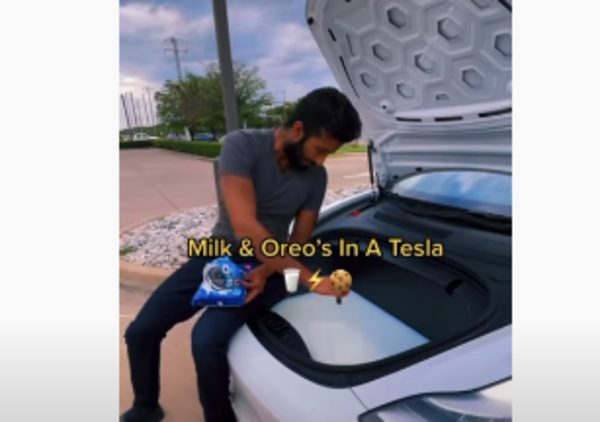 Auto elettriche e stranezze: mangia latte e biscotti dal cofano della Tesla [VIDEO]