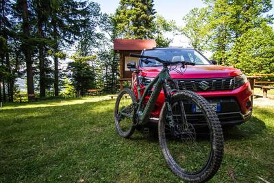 Con Suzuki Vitara ibrida alle World E-Bike Series, Eccoci al campo di gara [video]