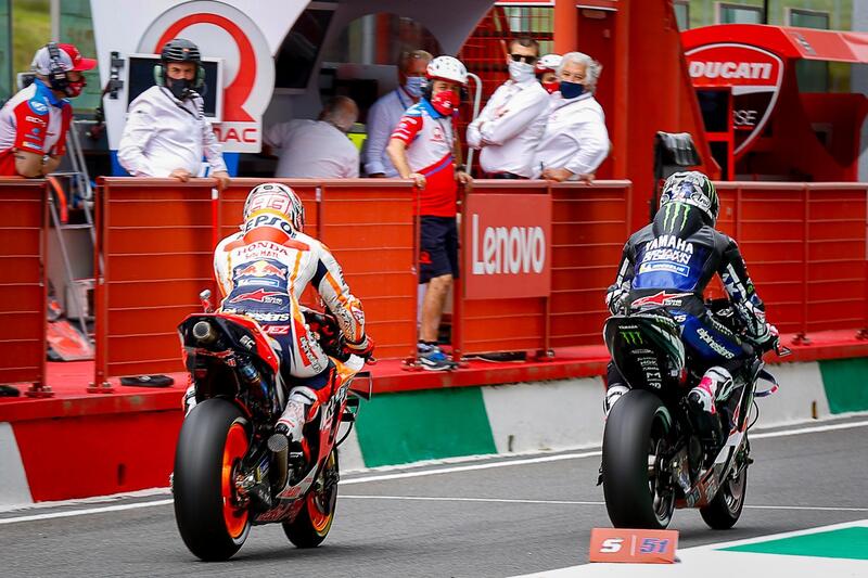 GP d&#039;Italia 2021. Marc Marquez cerca la scia di Maverick Vinales in Q1, in pit lane