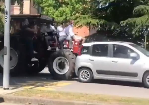 In giro col trattore per festeggiare la fine della scuola, ma tamponano una Panda [VIDEO]