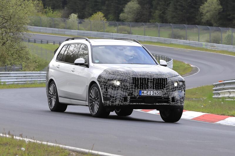 BMW X7 restyling, le foto spia 