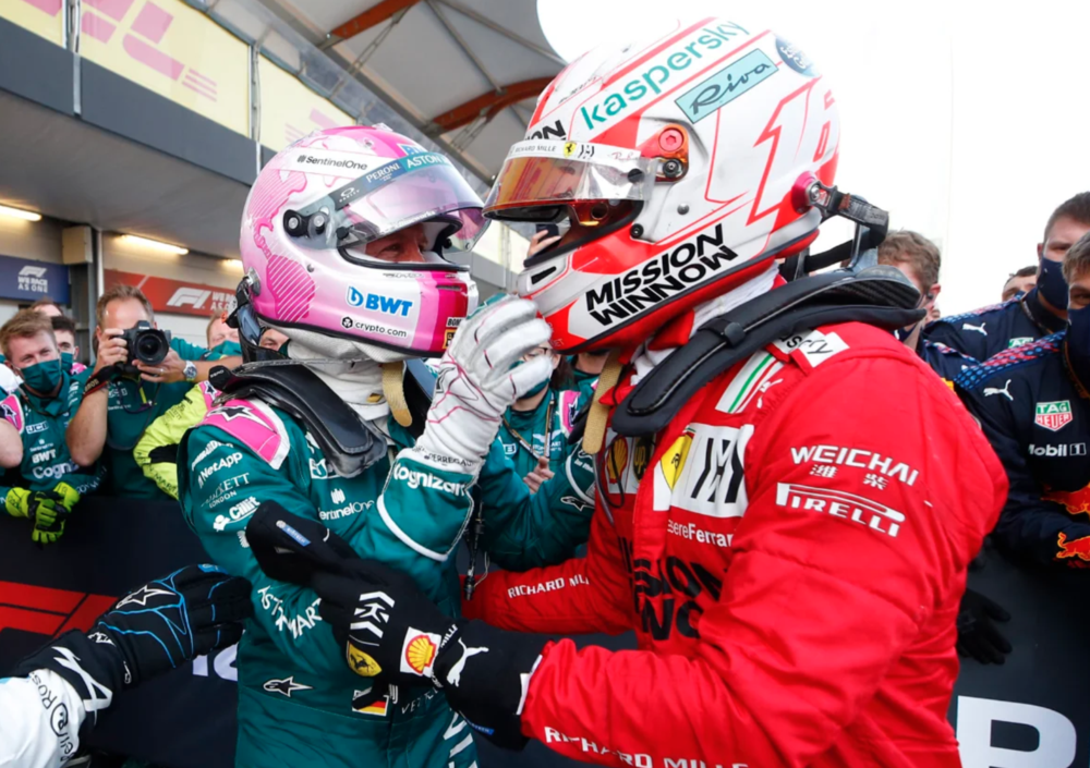 Tutti pazzi per Vettel: il team radio e l&rsquo;abbraccio con Leclerc: &ldquo;Te lo avevo detto!&rdquo; 