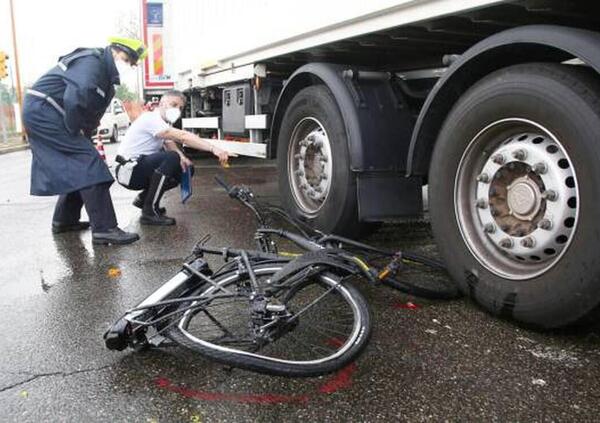 Con la bici elettrica contro il rimorchio di un camion: morto un 43enne