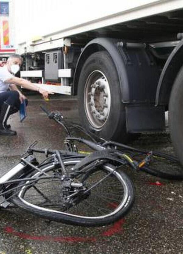 Con la bici elettrica contro il rimorchio di un camion: morto un 43enne