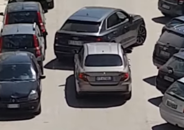 Video choc: come ti rubo l&#039;Audi Q8 in pieno giorno (mentre la signora riprende tutto)
