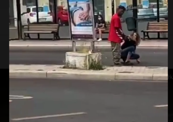 Video choc: picchiata e trascinata in strada. I presenti filmano invece di intervenire