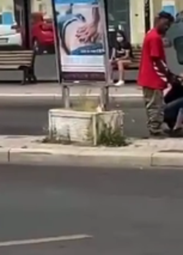 Video choc: picchiata e trascinata in strada. I presenti filmano invece di intervenire