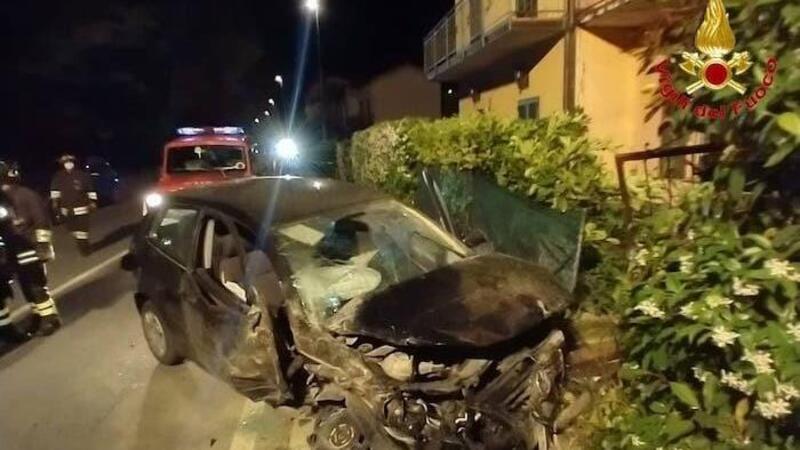 Luino, rocambolesco incidente finisce in fiamme. E il conducente scappa lanciandosi nel fiume