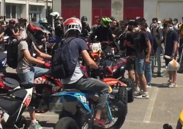 Padova, studenti salutano la scuola facendo i burnout con le loro moto [VIDEO]
