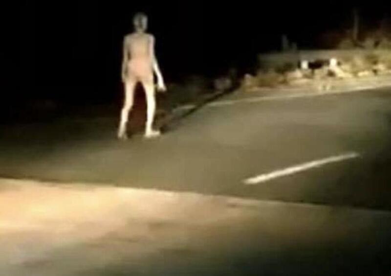 India. Due motociclisti riprendono un &quot;Ufo alieno&quot; in strada [VIDEO VIRALE]