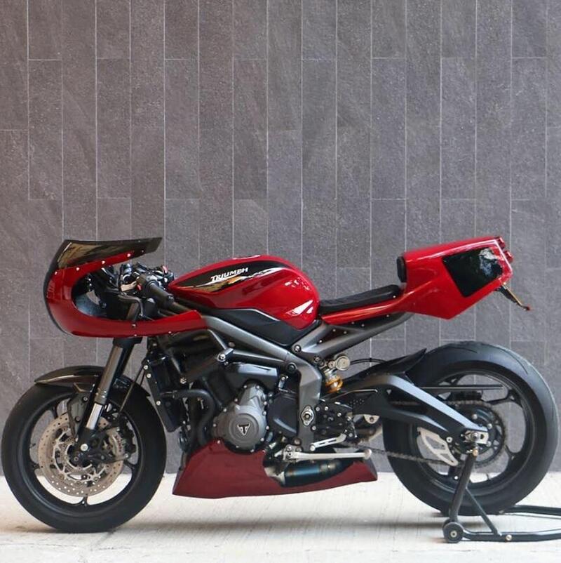 Una Triumph Street Triple 765 RS in stile Endurance anni &#039;80