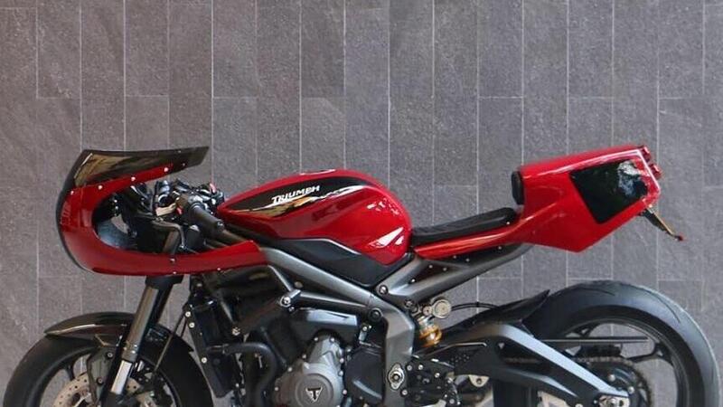 Una Triumph Street Triple 765 RS in stile Endurance anni &#039;80