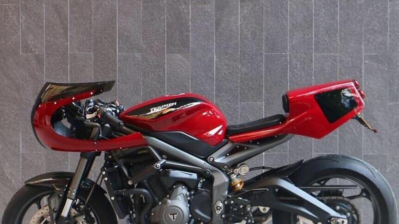 Una Triumph Street Triple 765 RS in stile Endurance anni &#039;80