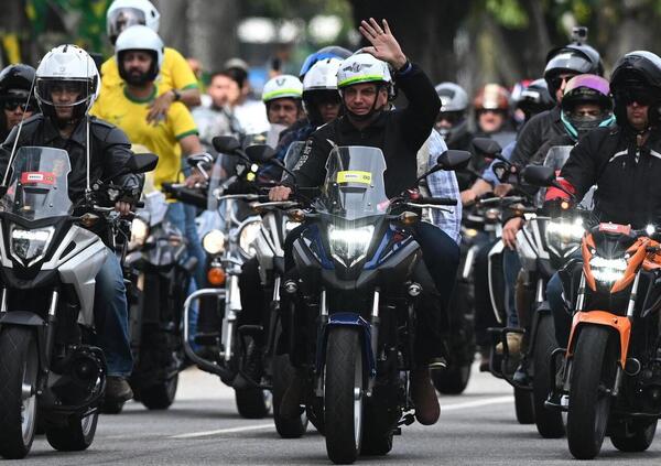 Bolsonaro alla testa di 12mila motociclisti anti-mascherine: &laquo;Acceleriamo per Cristo&raquo;