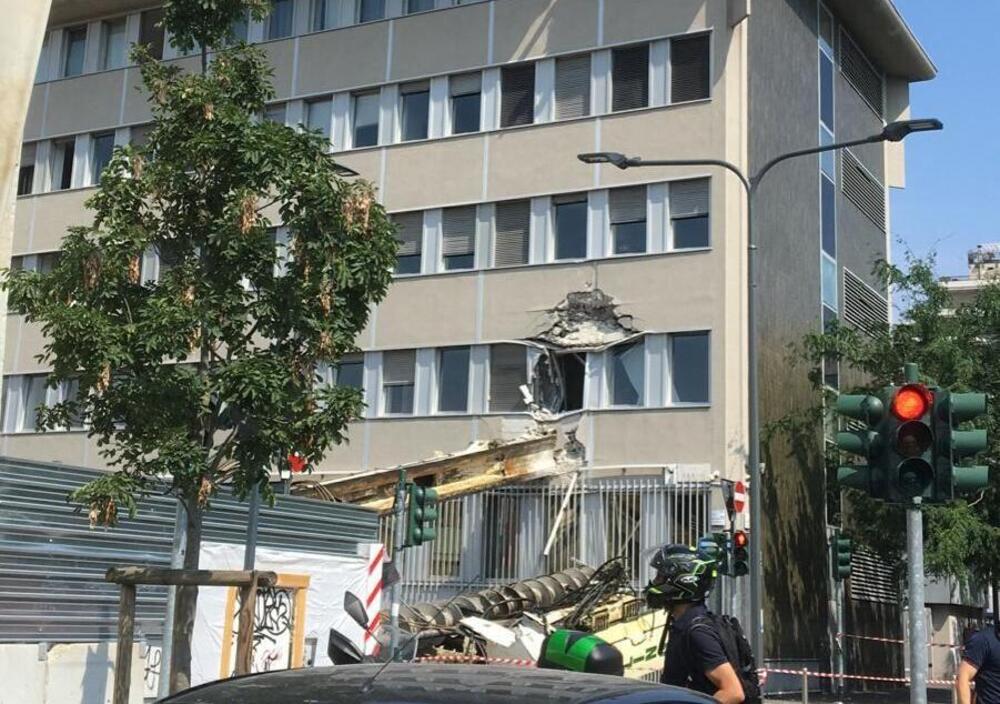 Milano, trivella cade in strada e distrugge auto [VIDEO]