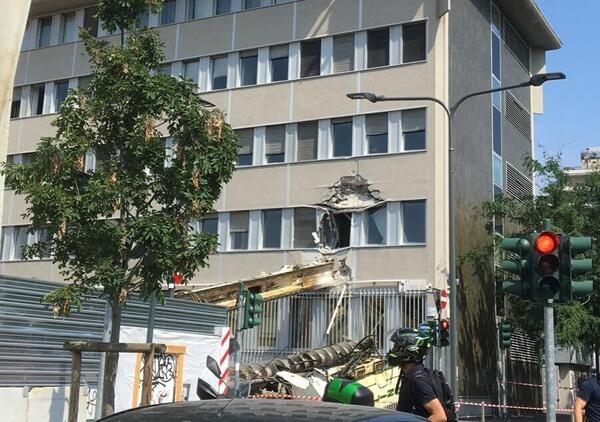 Milano, trivella cade in strada e distrugge auto [VIDEO]