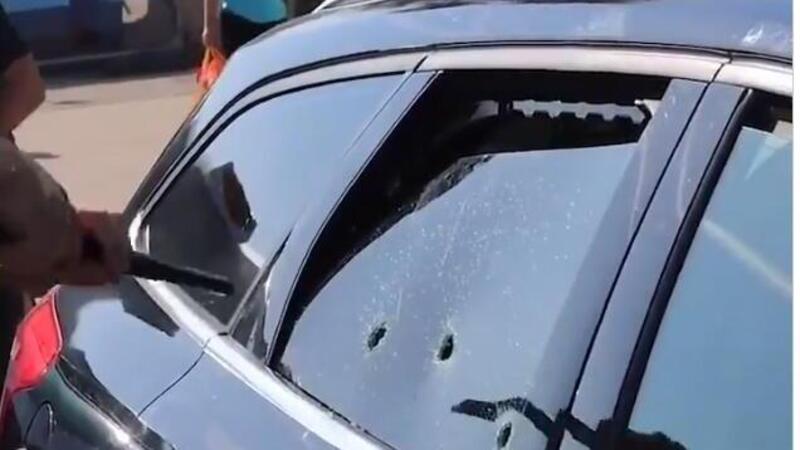 La Polizia rompe il finestrino di un&#039;auto per salvare due cani. Il proprietario si infuria [Video]
