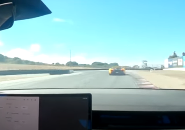 La Tesla Model S Plaid si prepara alla Pikes Peek sfidando Porsche e McLaren a Laguna Seca [VIDEO]