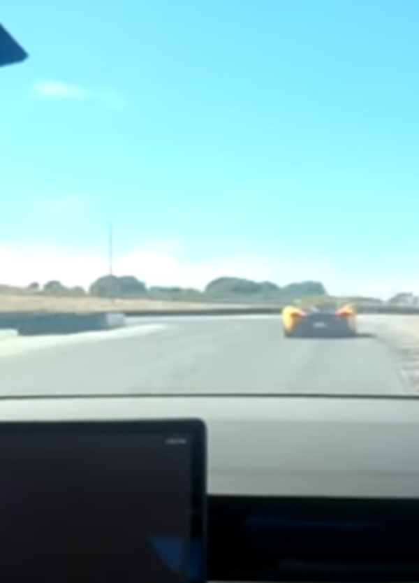 La Tesla Model S Plaid si prepara alla Pikes Peek sfidando Porsche e McLaren a Laguna Seca [VIDEO]