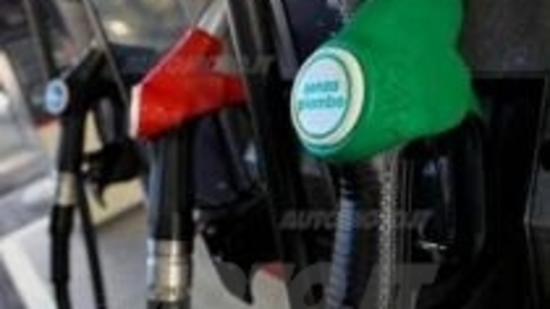 Prelevano benzina gratis per un guasto al distributore: denunciati in 122