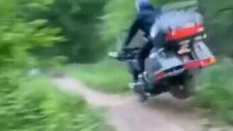 La Honda Goldwing &egrave; perfetta per l&#039;offroad! E adesso provate a sostenere il contrario [VIDEO VIRALE]