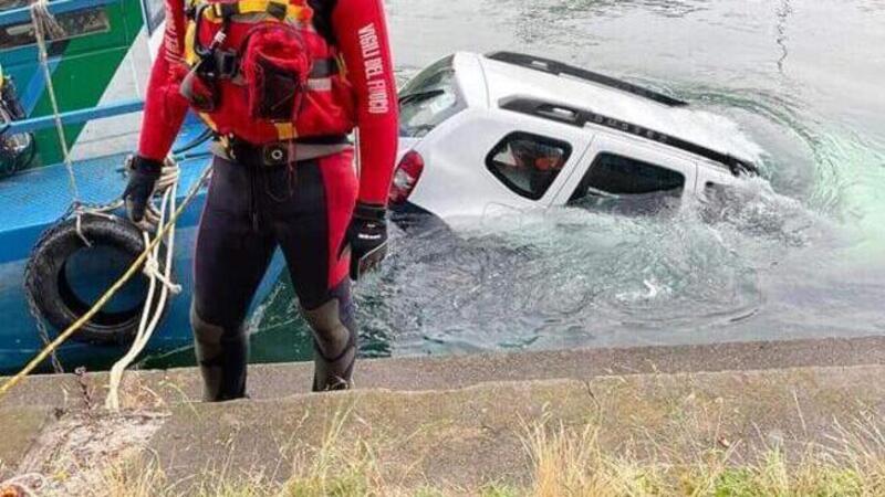 Turbigo (Milano), auto finisce nel Naviglio: ancora nessuna traccia del conducente