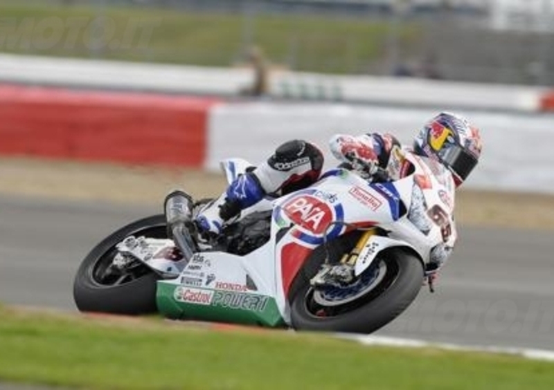 Rea vince Gara 1 a Silverstone