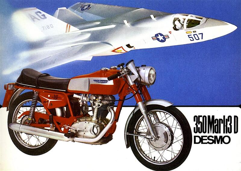 In questa famosa pagina pubblicitaria &egrave; ben visibile il 350 Mark 3 D prima versione. Siamo nell&rsquo; autunno del 1968 e la moto &egrave; dotata di un telaio del primo tipo, senza i rinforzi in prossimit&agrave; del fulcro del forcellone. Si noti il serbatoio con due tappi