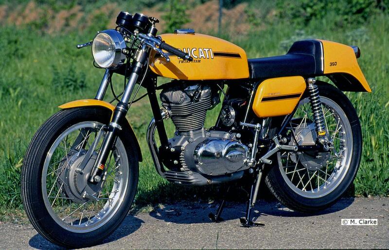 Nella seconda serie dei Desmo, prodotta nel 1973 e nel 1974, il portatarga era incorporato nel codino e la verniciatura era giallo-ocra. Il faro era del tipo &ldquo;corto&rdquo; e interamente cromato