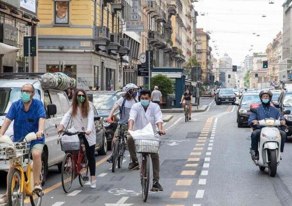Milano, la nuova pista ciclabile di Corso Buenos Aires si &quot;mangia&quot; i parcheggi auto e moto 