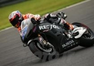 Casey Stoner ostacolato dal brutto tempo a Motegi