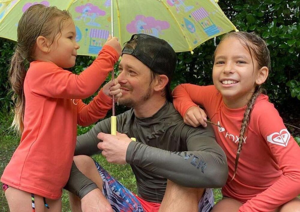 Casey Stoner allena in moto la figlia&hellip; che piange quando finisce il divertimento! [VIDEO]