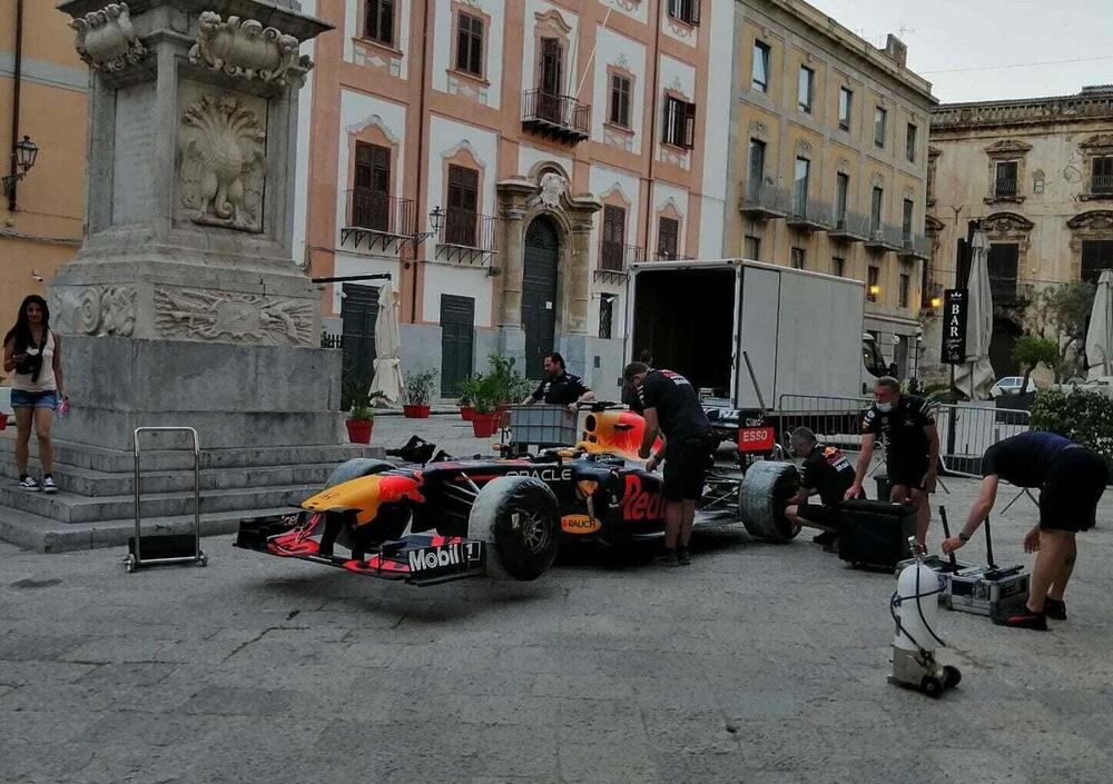 [VIDEO] Un (finto) Verstappen a Palermo: la Red Bull sfreccia tra le vie del centro 