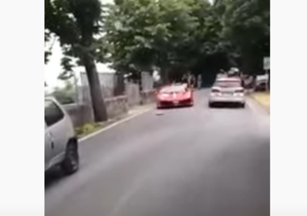Ferrari Tribute to 1000 Miglia a Cortona: una 488 Pista contro una Twingo. Il video &egrave; virale