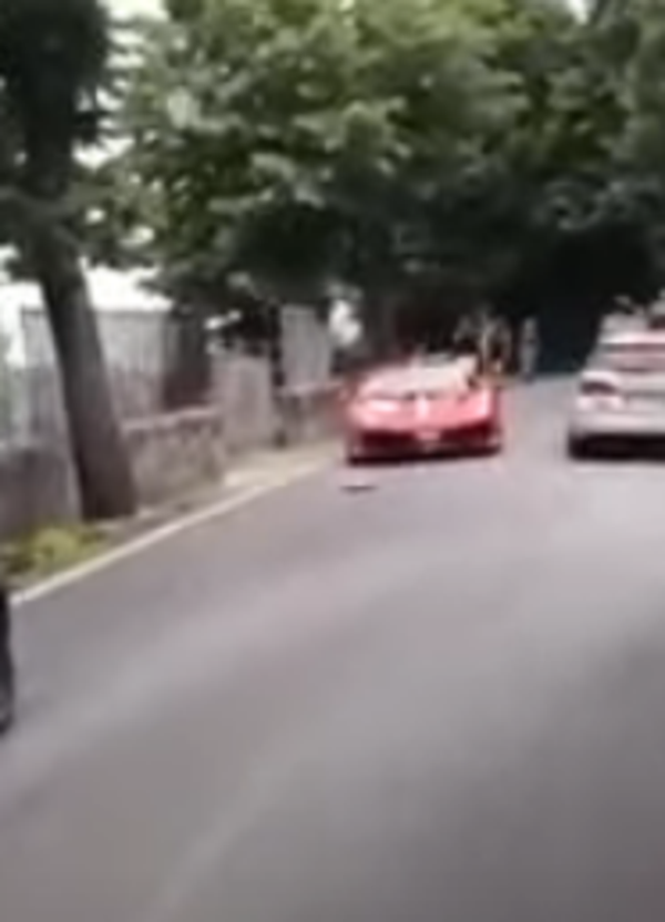 Ferrari Tribute to 1000 Miglia a Cortona: una 488 Pista contro una Twingo. Il video &egrave; virale