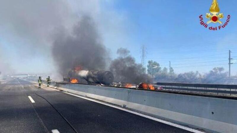 Autocisterna esplode sulla A1: due morti e immagini agghiaccianti [VIDEO]