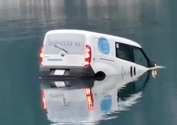 Rubano un furgone e lo affondano nel lago per fare un video. Si pu&ograve; essere pi&ugrave; idioti? [VIDEO]
