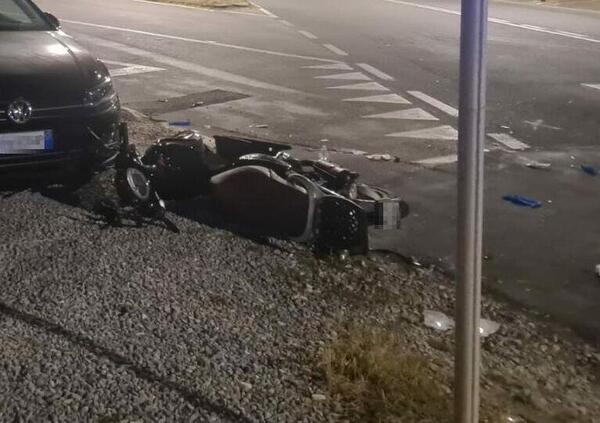 Incredibile: 4 ragazze giovanissime sullo stesso scooter e senza casco! L&rsquo;incidente &egrave; virale e succede a Livorno