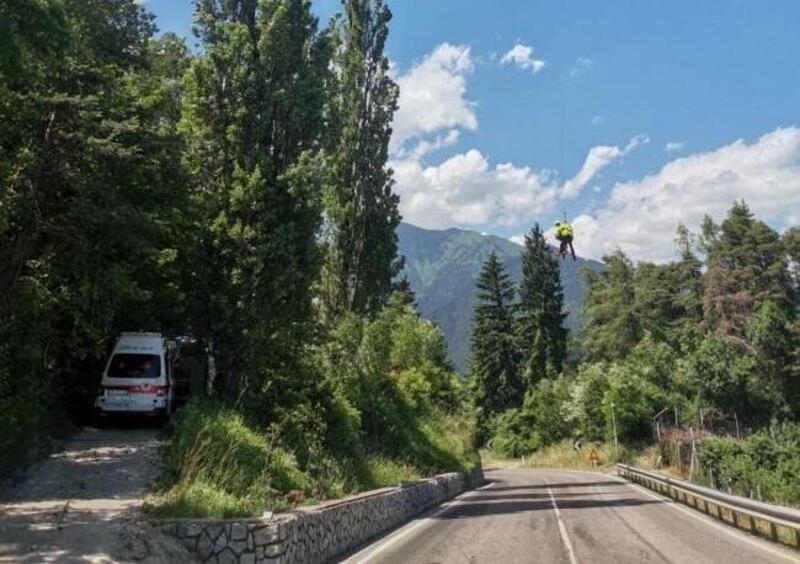 Cles, non si ferma in moto all&#039;alt della polizia e cade durante l&#039;inseguimento