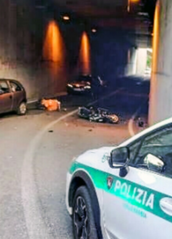 Centra un&rsquo;auto con lo scooter e finisce travolto dal figlio: la brutta serata di due turisti tedeschi