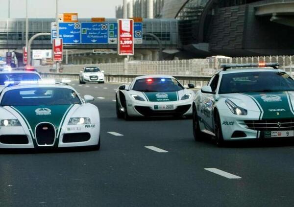 Non puoi permetterti una supercar ma vorresti guidarne una tutti i giorni? Diventa un poliziotto a Dubai!